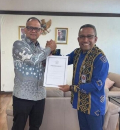 Prof Zamrun saat menerima SK Perpanjangan sebagai Rektor UHO  Foto IST