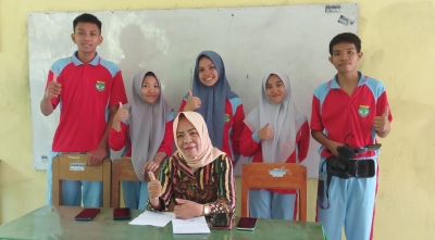 Kepala SMAN 3 Baubau Sitti Yuliana, S.Pd, M.Pd Saat melepas Tim Film Pendek SMAN 3 Baubau yang akan Mengikuti Lomba pada Ajang Comic Science 2023 di UHO Kendari Sabtu (11/3/2023)