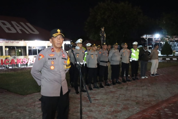 Kabag Ops Polres Baubau Kompol Dudi Iswari Rasjid, SH, saat memimpin apel malam Cipkon Wilkum Polres Baubau