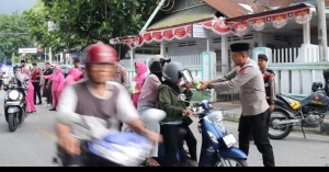 Kapolres Baubau AKBP Bungin Masokan Misalayuk, S.H., S.I.K., M.Si., saat membagikan takjil buka puasa kepada warga