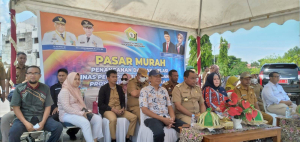 Wali Kota Baubau, La Ode Ahmad Monianse dan Kepala Dinas Perindag Sultra, Hj Sitti Saleha saat launching pertama pasar murah di Kota Baubau 