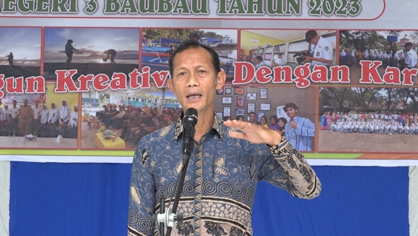 Kepala SMAN 3 Baubau La Ode Mustafa, S.Pd