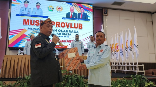 Andi Ady Aksar (kiri) saat menerima mandat hasil Musorprovlub KONI Sultra