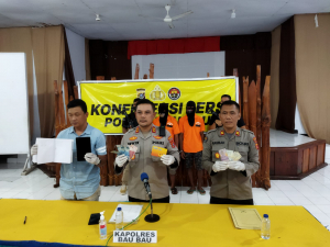Kapolres Baubau, AKBP Erwin Pratomo, SIK didampingi Kasi Humas, Iptu Rahmad saat press relis