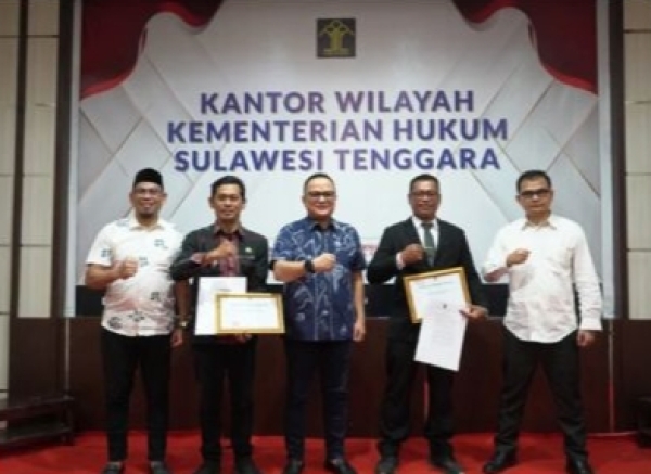 Kakanwil Kemnkum Sultra, Topan Sapuan (tengah) bersama Lurah Bone-Bone Ramadan  (kedua dari kiri), Lurah Sulaa, Yusri (Kedua dari kanan) dan pejabat Kemnkum Sultra  Foto ist