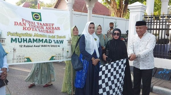 Sekda Kota Baubau Dr. Roni Muhtar, M.Pd melepas Pawai Taruf yang dimeriahkan Pengurus BKMT Se-Kota Baubau. Kegiatan ini Dalam Rangka Peringatan Maulid Nabi Muhammad SAW 1444 H