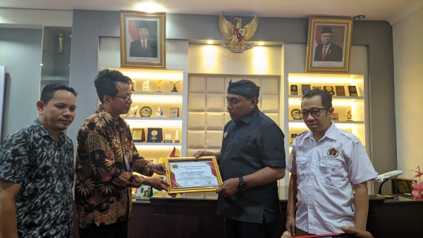 Walikota Baubau, La Ode Ahmad Monianse saat menerima paigam yang diserahkan sekretaris PWI Baubau, Yuhandri Hardiman diampingi anggota PWI Baubau