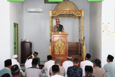 Plh Kapolres Baubau AKBP Suharmas Sanusi, SIK Saat menyampaikan Himbauan Kamtibmas Usai Safari Jumat di Masjid Nurussaba Kel. Lipu Kec. Betoambari (23/12)