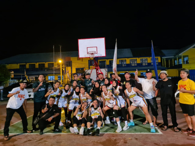 Tim Bolabasket Kota Baubau bersama pelatih dan offisial foto bersama usai menyumbangkan medali emas
