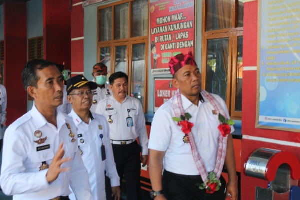 Inspektur Wilayah II Kemenkumham RI, Lilik Sujandi didampingi Kalapas Baubau,saat meninjau lapas Kelas IIA Baubau