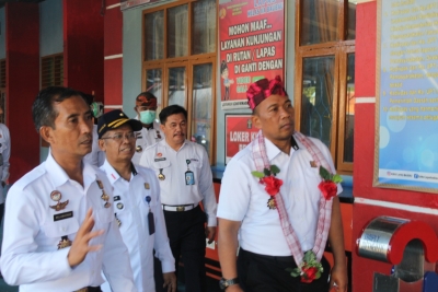 Inspektur Wilayah II Kemenkumham RI, Lilik Sujandi didampingi Kalapas Baubau,saat meninjau lapas Kelas IIA Baubau