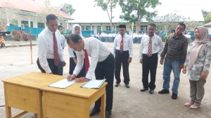 Kepala SMAN 3 Baubau La Ode Mustafa bersama para orang tua siswa baru pada acara penyerahan siswa kepada pihak sekolah Rabu (12/7/2023)