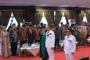 Pj Wali Kota Baubau, Muhammad Rasman Manafi dan Pj Kabupaten Konawe, Harmin Ramba saat diiambil sumpahnya
