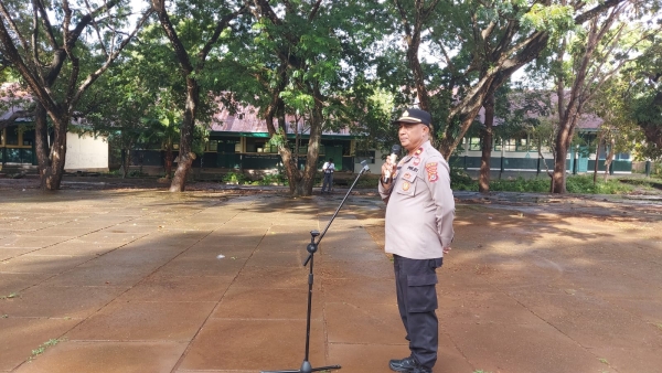 Iptu La Ode Wahid, Saat menjadi Pembina Upacara di SMAN 3 Baubau Senin (24/2/2025)