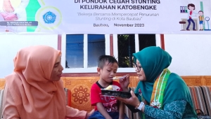 Ketua TP PKK Kota Baubau Ny Reffiani Dwiatmo saat memberikan asupan makanan kepada Balita yang dirangkaikan dengan kunjungan Pos Cegah Stunting di Kecamatan Betoambari Senin (20/11/2023)