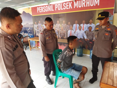 Tersangka pencurian saat di amankan di Mapolsek Murhum 