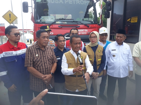 Menteri Energi dan Sumber Daya Mineral (ESDM), Bahlil Lahadalia saat melakukan konfrensi pers kepada awak media usai mengunjungi TBBM Baubau