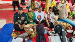Wali Kota Baubau La Ode Ahmad Monianse bersama Anggota DPD RI MZ Amirul Tamim  dan Lurah Bone-BOne Ramadhan pada Ritual Haroana Andala Kamis (14/9/2023)