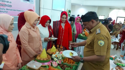Wali Kota Baubau La Ode Ahmad Monianse memotong Tumpeng di Momen Peringatan Hari Ibu ke-94 dan HUT DWP ke-23 Tingkat Kota Baubau di Aula Palagimata Selasa (27/12)