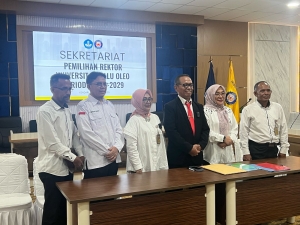 Edy Karno bersama panitia pemilihan rektor usai resmi mendaftar sebagai bakal calon Rektor UHO  foto IST
