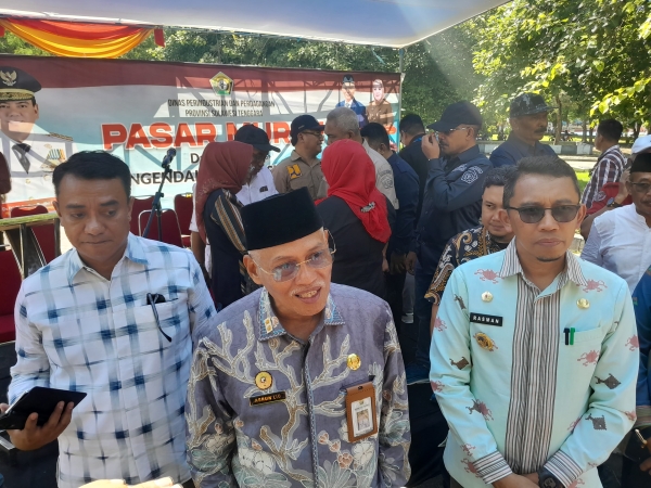 Sekda Prov Sultra, Asrun Lio didampingi Pj Walikota Baubau, Rasman Manafi dan Kepala Biro Ekonomi Setprov Sultra, Abdul Rajab saat meinjau pasar murah di Kota Baubau  