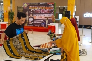 Lurah Bone-Bone Ramadhan di Lokasi Persiapan DIsplay Tenun Bine-Bone 2024 di Lippo Plaza Baubau Jumat (26/1/2024)