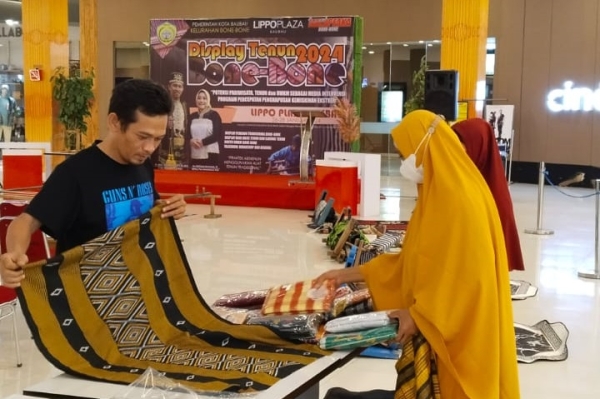 Lurah Bone-Bone Ramadhan di Lokasi Persiapan DIsplay Tenun Bine-Bone 2024 di Lippo Plaza Baubau Jumat (26/1/2024)