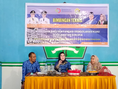Kepala Dinas Perindag Provinsi Sultra, Hj Siti Saleha didampingi Kabid IKM, Muhammad Yasser Tuwu saat membuka kegiatan Bimtek pelaku IKM