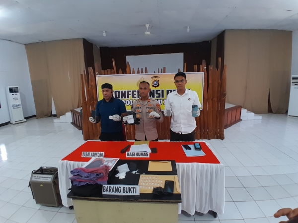 Kasi Humas Polres Baubau, Iptu Rino Asna (tengah), Kasatres Narkoba, Iptu Joni Arani (Kanan) saat menunjukan barang bukti tindak pidana narkoba dalam jumpa pers bersama wartawan di Polres Baubau