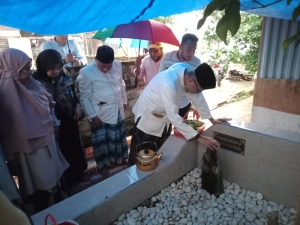 Irjen Kemenkumham RI, Ir H Razilu didampingi keluarga dekatnya saat ziarah ke makam kakek buyutnya La Djala (Maa Waisa) di komplek makam keluarga di Kota Baubau