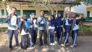 Dosen pembimbing PLP II Universitas Muhammadiyah Buton Muammar, S.Hum., M.Pd bersama Mahasiswa PLP II UMB di SMAN 3 Baubau