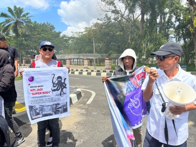 Ketua PWI Sultra, Sarjono saat berorasi didepan Kantor DPRD Sultra