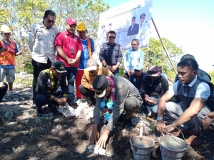 Pj Bupati Buteng H Kostantinus Bukide, didampingi Ketua DPRD Bobi Ertanto, meletakan batu pertama pembangunan rumah listrik 24 jam di Kecamatan Talaga Raya