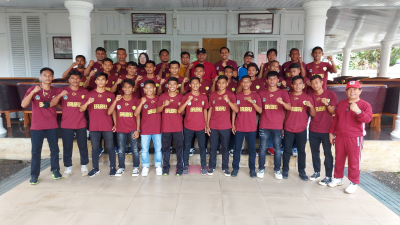 Wali Kota Baubau La Ode Ahmad Monianse bersama Tim PSSI Kota Baubau Saat Dilepas menuju Arena Porprov XIV Sultra di rujab Baubau Minggu (20/11) Foto : Bardin