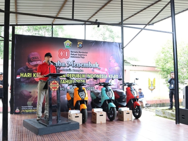 Gubernur Sultra, Andi Sumangerukka saat membuka lomba menembak