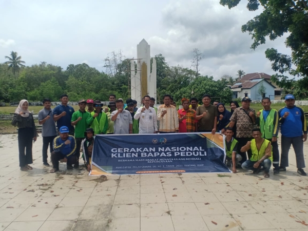 Kepala Bapas Kelas II Baubau, Nasrudin saat menyematkan rompi kepada perwakilan klien pemasyarakatan yang akan melaksanakan aksi bersih-bersih Taman Makam Pahlawan Oputa Yii Koo, Kota Baubau