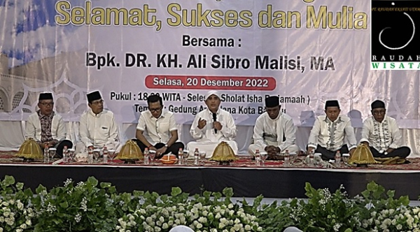 Suasana Dzikir dan Muhasabah Akhir Tahun yang dilaksanakan Biro Perjalanan haji dan Umrah RAUDAH WISATA Baubau di Gedung ArasalanaSelasa (20/12)