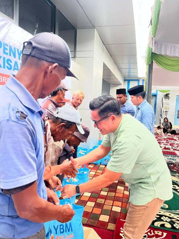 Pimpinan BRI Cabang Baubau, Ahmad Haris Fadhila, saat menyerahkan bantuan kepada sejumlah masyarakat prasejahtera