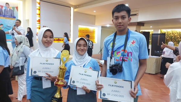 Tim Film Pendek SMAN 3 Baubau (Arni Mainda, Aisa Salsa Billa, Fariz Nazwan Maengkom) Juara 1 FLS2N Prov. Sultra Tahun 2024