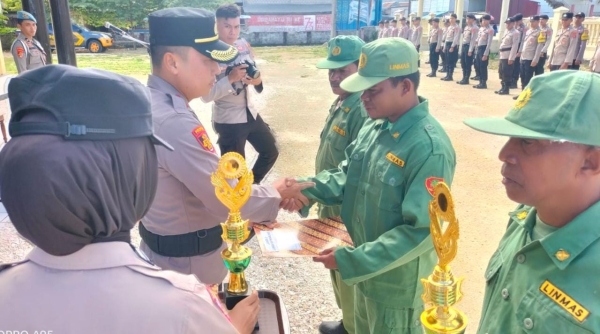 Kapolres Buteng, AKBP Yanna Nurhadiana saat memberikan hadia pemenang lomba Pos Satkamling