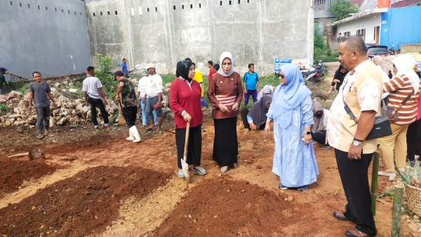 Ketua TP PKK Kota Baubau Ny Reffiani Dwiatmo saat melakukan kunjungan ke salah satu lokasi kebun PKK Kelurahan Lamangga Kecamatan Murhum Kota Baubau Kamis (7/12/2023)