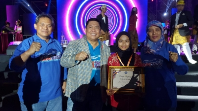 Firdha Nurul Ilmi, juara 3 Puisi Anti Narkoba didampingi Kepala BNN RI Komjen Pol Dr. Petrus R Golose dan Kepala BNNP Sultra Brigjend Pol Drs. Isnaeni Ujiarto dan Ibu usai menerima hadiah di Puncak Peringatan HANI 2023 di Bali (26/6/2023) 