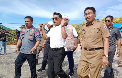 Moeldoko didampingi Bupati Butur, Ridwan Zakariah saat meninjau lokasi bandara