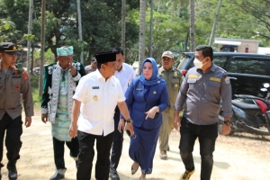 Pj.Gubernur Sultra, Andap Budhi revianto didampingi Kadis Perindag Sultra, Hj Sitti Saleha saat meninjau pasar murah di kecamatan Abeli 