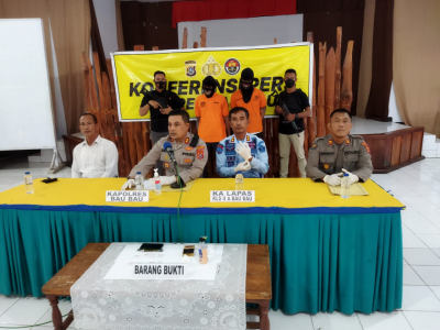 Kapolres Baubau, AKBP Erwin Pratomo, SIK dan Kalapas Baubau, Mulawarman saat press rilis di Polres Baubau