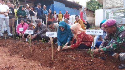 Wali Kota baubau bersama Ketua TP PKK Kota Baubau pada kegiatan Penanaman Cabai Gerakan Tanam Cabai di Kota Baubau Jumat (8/12/2023)