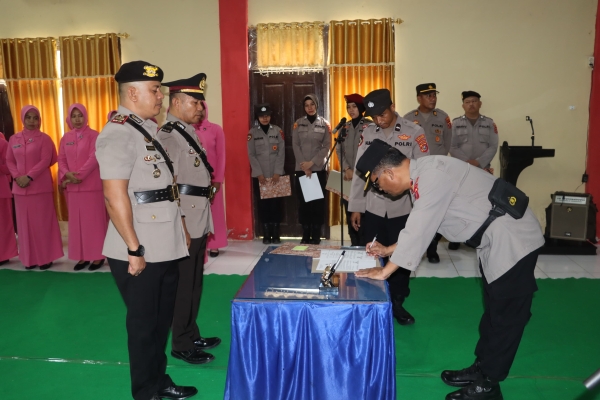 Wakapolres Wakatobi saat memimpin sertijab sejumlah PJU polres Wakatobi