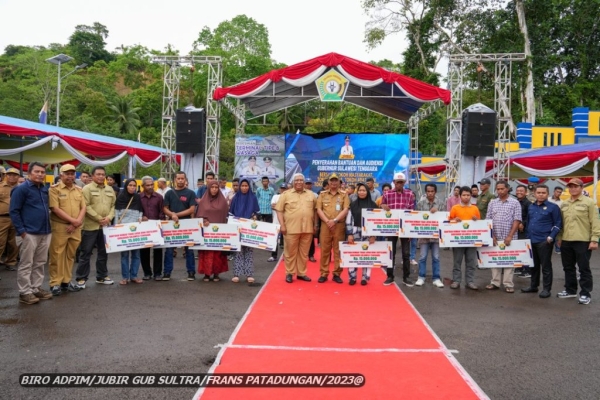 Gubernur Sultra, H Ali Mazi, SH foto  bersama penerima bantuan logistik dan rumah tidak layak huni di Kabupaten Buton. Foto : IST