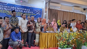 Kadis tarnsnaker Sultra, LM Ali Haswandy bersama petugas antar kerja dalam rapat evaluasi kinerja 