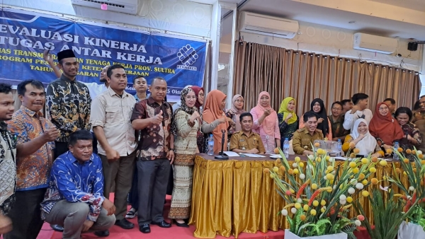 Kadis tarnsnaker Sultra, LM Ali Haswandy bersama petugas antar kerja dalam rapat evaluasi kinerja 